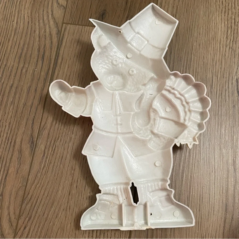 Vintage Bear Pilgrim Thanksgiving Turkey Wall Plaque‎ Plastic 10”